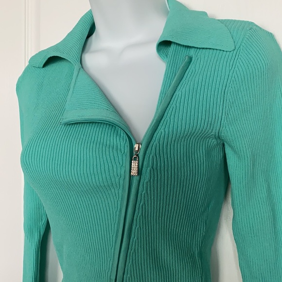 CACHE Fitted Top with 2-Way Zipper - Picture 2 of 11